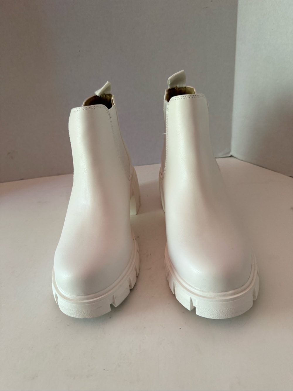 Soda Pioneer White Lug Pull On Chelsea Boots Women’s 7.5